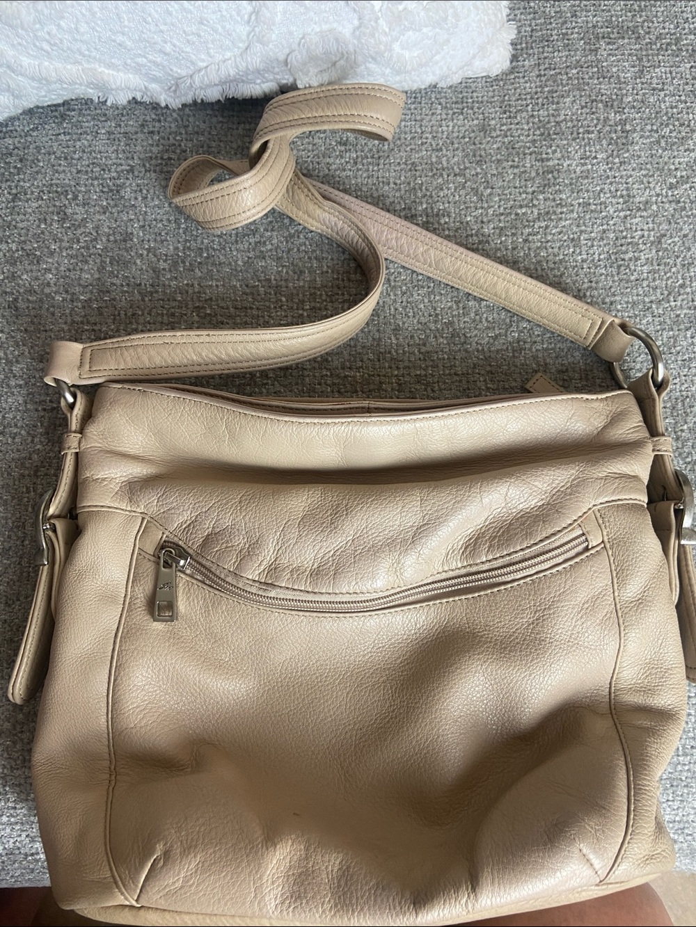 Stone Mountain Accessories Beige Pebbled Leather Crossbody Bag